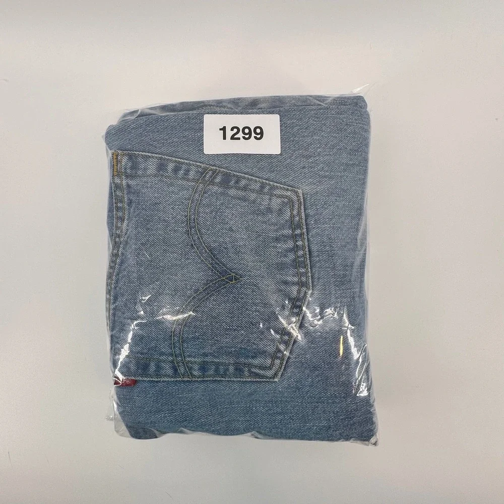 Vintage Levis 501 Mens 33x32 Light Wash Blue Straight Leg Button Fly Jeans 2004